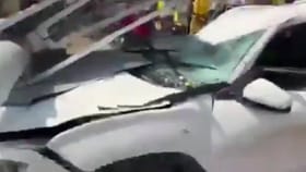 ಚಲಿಸುತ್ತಿದ್ದ ಕಾರಿನ ಮೇಲೆ ಬಿದ್ದ ಪೆಟ್ರೋಲ್ ಬಂಕ್​​ನ ಲೈಟಿಂಗ್ ಕಂಬ