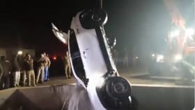 ವೇಗವಾಗಿ ಬಂದು ಕಾಲುವೆಗೆ ಉರುಳಿದ ಕಾರು