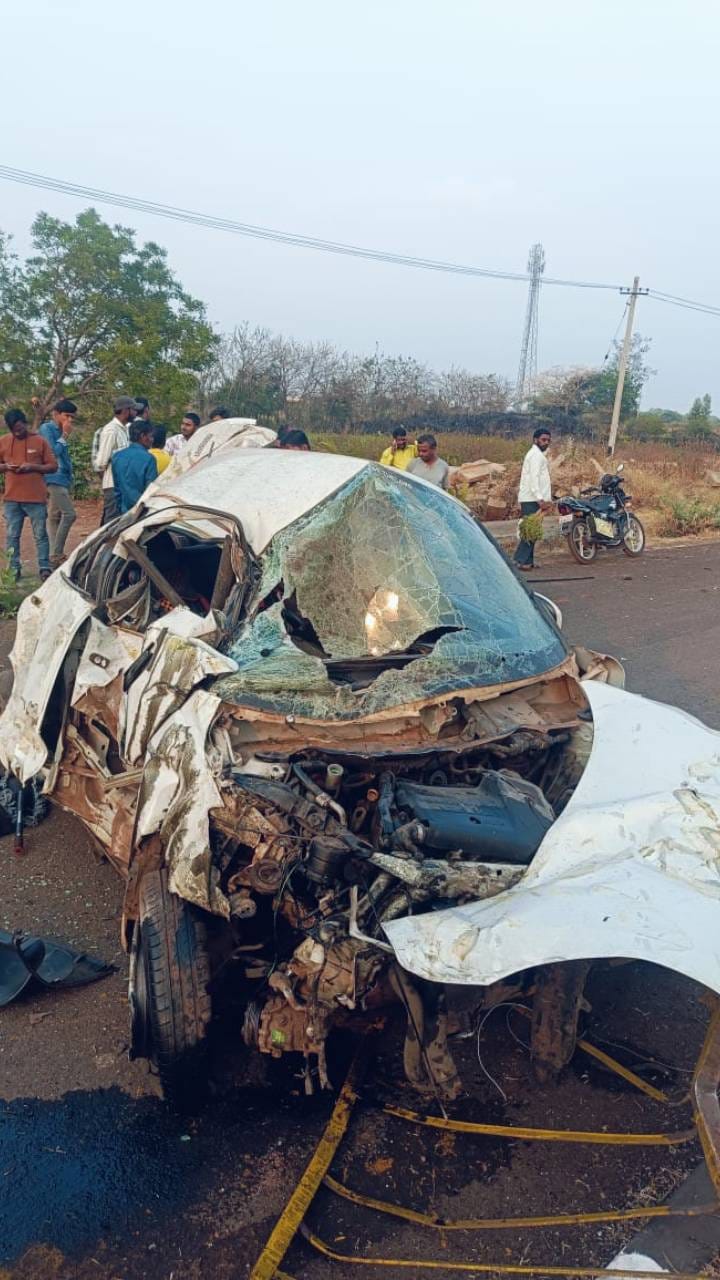 ಡಿವೈಡರ್​​​ಗೆ ಡಿಕ್ಕಿ ಹೊಡೆದು ಜಖಂಗೊಂಡ ಕಾರು