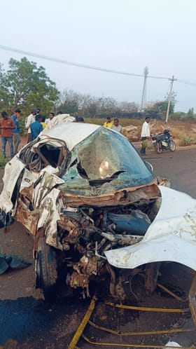 ಡಿವೈಡರ್​​​ಗೆ ಡಿಕ್ಕಿ ಹೊಡೆದು ಜಖಂಗೊಂಡ ಕಾರು