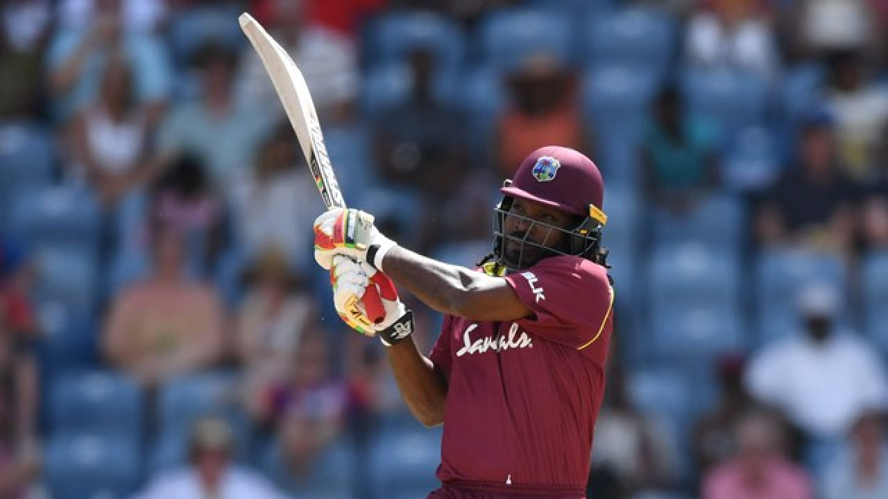 ಇನ್ನು ಟಿ೨೦ ವಿಶ್ವಕಪ್ ಇತಿಹಾಸದಲ್ಲಿ ಅತ್ಯಧಿಕ ಸಿಕ್ಸ್ ಸಿಡಿಸಿದ ವಿಶ್ವ ದಾಖಲೆ ವೆಸ್ಟ್ ಇಂಡೀಸ್‌ನ ಕ್ರಿಸ್ ಗೇಲ್ ಹೆಸರಿನಲ್ಲಿದೆ. ಗೇಲ್ 31 ಇನಿಂಗ್ಸ್ ಗಳಲ್ಲಿ 63 ಸಿಕ್ಸ್ ಸಿಡಿಸಿ ಈ ವಿಶ್ವ ದಾಖಲೆಯನ್ನು ನಿರ್ಮಿಸಿದ್ದಾರೆ.