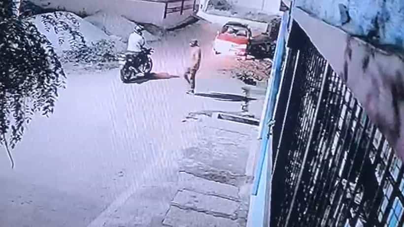 ರಂಗೋಲಿ ಹಾಕ್ತಿದ್ದ ಮಹಿಳೆಯರ ಸರ ಎಗರಿಸಿದ ಖದೀಮರು: ಕದ್ದ ಬೈಕ್ನಲ್ಲೇ ಬಂದು ಕೃತ್ಯ