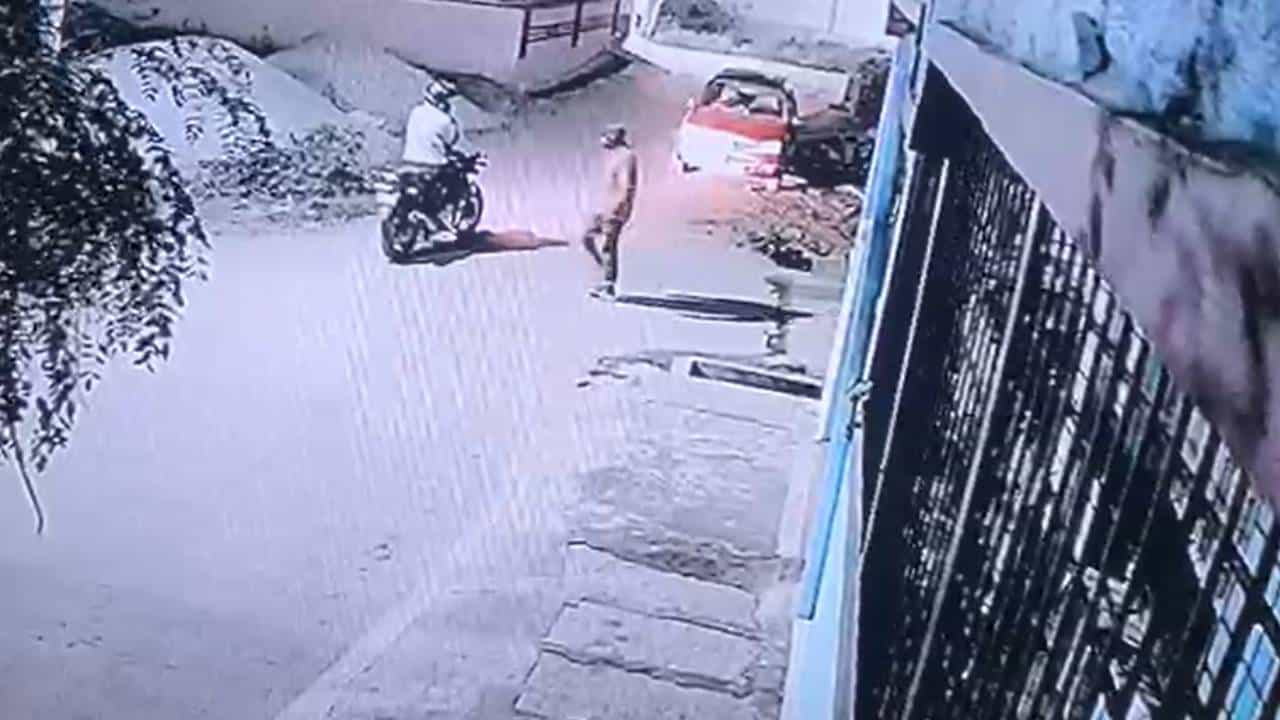 ರಂಗೋಲಿ ಹಾಕ್ತಿದ್ದ ಮಹಿಳೆಯರ ಸರ ಎಗರಿಸಿದ ಖದೀಮರು: ಕದ್ದ ಬೈಕ್​​ನಲ್ಲೇ ಬಂದು ಕೃತ್ಯ