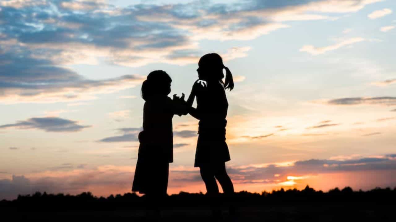 ಶಾಲೆಗೆ ಹೋಗಲು ಬೇಜಾರಾಗಿ ಬೀದಿ ಸುತ್ತಿ ಅಪಹರಣದ ಕತೆ ಹೇಳಿದ ಸಹೋದರಿಯರು: ಪೊಲೀಸ್ ತನಿಖೆ ವೇಳೆ ಸತ್ಯ ಬಹಿರಂಗ ಶಾಲೆಗೆ ಹೋಗಲು ಬೇಜಾರಾಗಿ ಬೀದಿ ಸುತ್ತಿ ಅಪಹರಣದ ಕತೆ ಹೇಳಿದ ಸಹೋದರಿಯರು: ಪೊಲೀಸ್ ತನಿಖೆ ವೇಳೆ ಸತ್ಯ ಬಹಿರಂಗ
