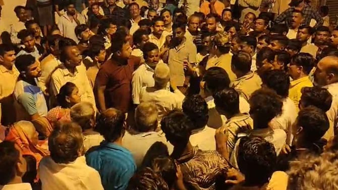 ಹಿಂದೂ ಯುವಕರ ಬಂಧನಕ್ಕೆ ಹೋಗಿದ್ದ ಪೊಲೀಸರನ್ನ ಅಡ್ಡಗಟ್ಟಿದ ಮಹಿಳೆಯರು