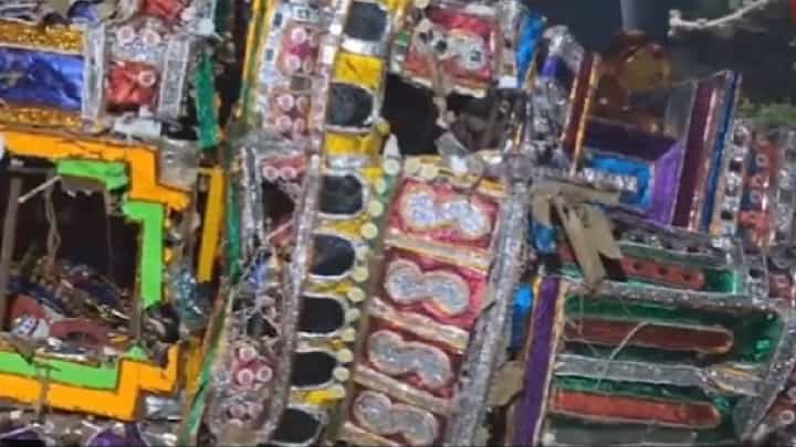 Video: ತಮಿಳುನಾಡಿನ ಮಾಯಾನ ಕೊಲ್ಲೈ ಉತ್ಸವದಲ್ಲಿ ಕುಸಿದು ಬಿದ್ದ ದೇವಾಲಯದ ರಥ, ಹಲವರಿಗೆ ಗಾಯ Video: ತಮಿಳುನಾಡಿನ ಮಾಯಾನ ಕೊಲ್ಲೈ ಉತ್ಸವದಲ್ಲಿ ಕುಸಿದು ಬಿದ್ದ ದೇವಾಲಯದ ರಥ, ಹಲವರಿಗೆ ಗಾಯ