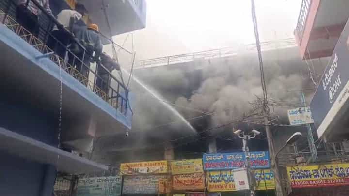 ಬೆಂಗಳೂರಿನ ಚಿಕ್ಕಪೇಟೆಯ ಹಾರ್ಡ್ವೇರ್ ಗೋಡೌನ್ಗೆ ಬೆಂಕಿ! ಬೆಂಗಳೂರಿನ ಚಿಕ್ಕಪೇಟೆಯ ಹಾರ್ಡ್ವೇರ್ ಗೋಡೌನ್ಗೆ ಬೆಂಕಿ!