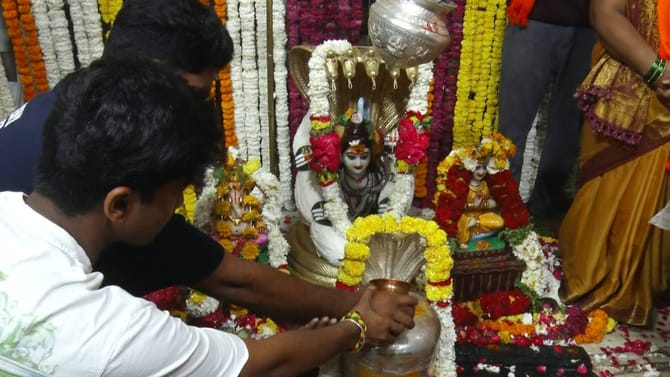 ಮುಸ್ಲಿಮರು ಅಲಂಕಾರ ಮಾಡಿದ್ದಕ್ಕೆ ದೇಗುಲ ಶುದ್ಧೀಕರಣ ಮಾಡಿದ ಹಿಂದೂಗಳು