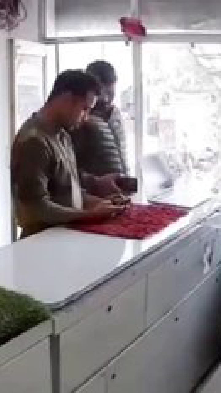 ಅಂಗಡಿಯಿಂದ ಐಫೋನ್ ಕದಿಯುವಾಗ ಸಿಕ್ಕಿಬಿದ್ದ ಪೊಲೀಸ್