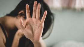 ಸಾವಿರ ರೂಪಾಯಿಗೆ ಹೆಂಡತಿಯನ್ನು ಸ್ನೇಹಿತರಿಗೆ ಮಾರಿದ ವ್ಯಕ್ತಿ