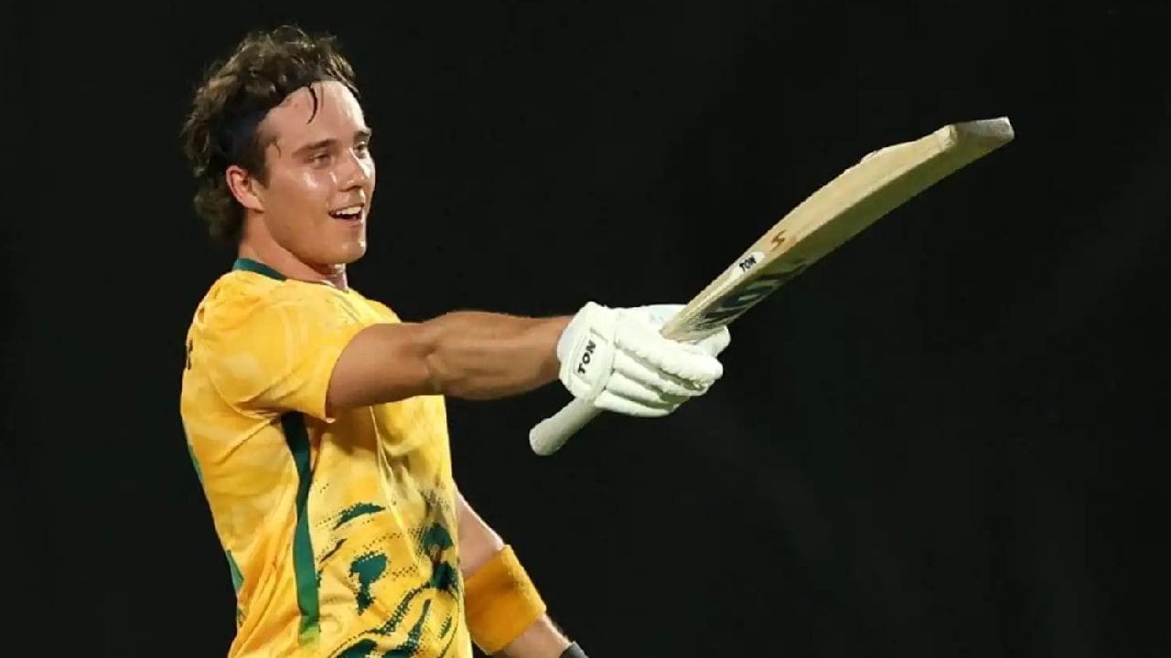 ಇದಕ್ಕೂ ಮುನ್ನ ಈ ದಾಖಲೆ ಸೌತ್ ಆಫ್ರಿಕಾದ ಡೆವಾಲ್ಡ್​ ಬ್ರೆವಿಸ್ ಹೆಸರಿನಲ್ಲಿತ್ತು. 2022ರ ಅಂಡರ್-19 ವಿಶ್ವಕಪ್​ನಲ್ಲಿ ಬ್ರೆವಿಸ್ 18 ಸಿಕ್ಸ್ ಸಿಡಿಸಿ ಈ ದಾಖಲೆ ನಿರ್ಮಿಸಿದ್ದರು. ಆದರೆ ಈ ಬಾರಿ ವೈಭವ್ ಸೂರ್ಯವಂಶಿ ಸಿಡಿಸಿರುವುದು ಬರೋಬ್ಬರಿ 30 ಸಿಕ್ಸರ್​ಗಳು. ಈ ಮೂಲಕ ಅಂಡರ್-19 ವಿಶ್ವಕಪ್ ಆವೃತ್ತಿಯಲ್ಲಿ ಅತ್ಯಧಿಕ ಸಿಕ್ಸ್ ಸಿಡಿಸಿದ ಬ್ಯಾಟರ್ ಎನಿಸಿಕೊಂಡಿದ್ದಾರೆ.