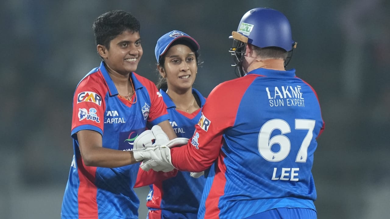 2023 ರಲ್ಲಿ ಆರಂಭವಾದ ಮಹಿಳಾ ಪ್ರೀಮಿಯರ್ ಲೀಗ್ ಇದುವರೆಗೆ 4 ಆವೃತ್ತಿಗಳನ್ನು ಕಂಡಿದೆ. ಅಚ್ಚರಿಯ ಸಂಗತಿಯೆಂದರೆ ಈ ನಾಲ್ಕು ಆವೃತ್ತಿಗಳ ಫೈನಲ್​ ಪಂದ್ಯವನ್ನು ಆಡಿದ ಏಕೈಕ ತಂಡವೆಂದರೆ ಅದು ಡೆಲ್ಲಿ ಕ್ಯಾಪಿಟಲ್ಸ್. ಆದರೆ ಒಮ್ಮೆಯೂ ಡೆಲ್ಲಿ ತಂಡಕ್ಕೆ ಚಾಂಪಿಯನ್ ಪಟ್ಟವನ್ನು ಅಲಂಕರಿಸಲು ಸಾಧ್ಯವಾಗಿಲ್ಲ. ಮೊದಲ 3 ಆವೃತ್ತಿಯಲ್ಲಿ ಮೆಗ್ ಲ್ಯಾನಿಂಗ್ ತಂಡವನ್ನು ಮುನ್ನಡೆದಸಿದ್ದರೆ, ಈ ಆವೃತ್ತಿಯಲ್ಲಿ ಜೆಮಿಮಾ ರಾಡ್ರಿಗಸ್ ತಂಡದ ನಾಯಕತ್ವವಹಿಸಿದ್ದರು. ನಾಯಕಿ ಬದಲಾದರೂ ಡೆಲ್ಲಿ ತಂಡದ ಅದೃಷ್ಟ ಮಾತ್ರ ಬದಲಾಗಲಿಲ್ಲ.