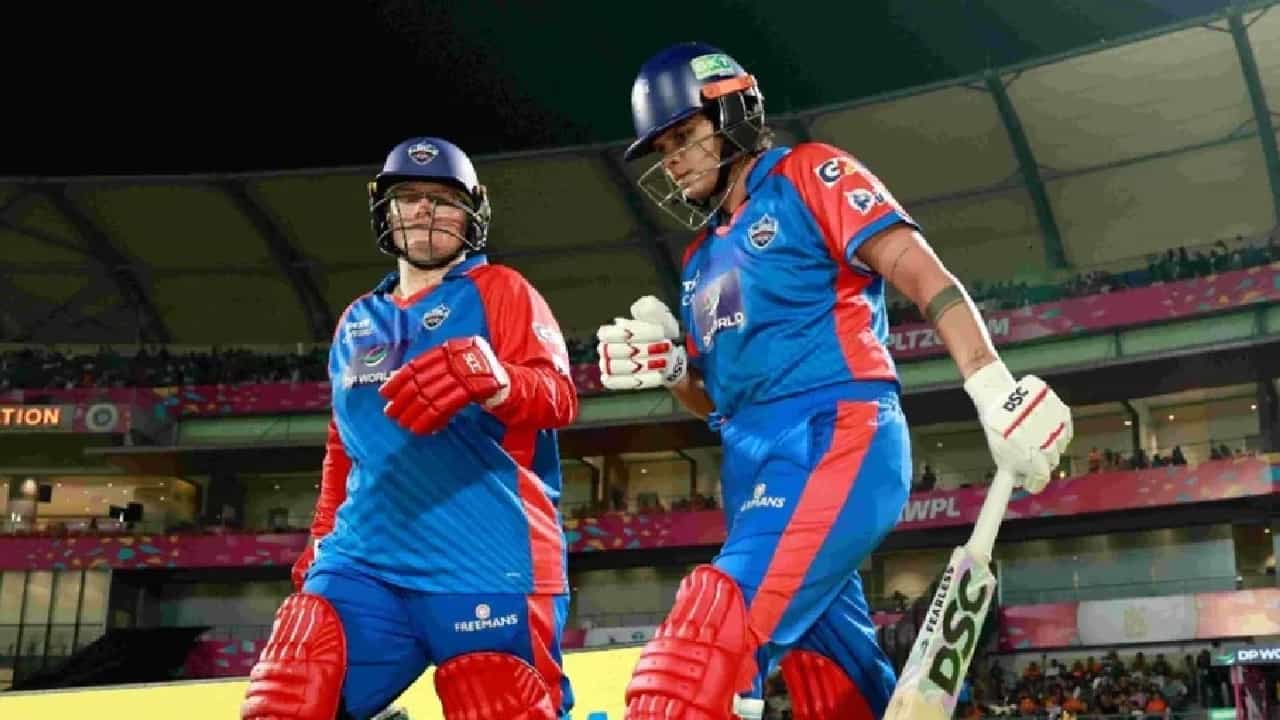 WPL 2026: ವುಮೆನ್ಸ್ ಪ್ರೀಮಿಯರ್ ಲೀಗ್ನ ಎಲಿಮಿನೇಟರ್ ಪಂದ್ಯದಲ್ಲಿ ಡೆಲ್ಲಿ ಕ್ಯಾಪಿಟಲ್ಸ್ ತಂಡವು ಭರ್ಜರಿ ಜಯ ಸಾಧಿಸಿದೆ. ವಡೋದರಾದ ಬಿಸಿಎ ಸ್ಟೇಡಿಯಂನಲ್ಲಿ ನಡೆದ ಈ ಪಂದ್ಯದಲ್ಲಿ ಗುಜರಾತ್ ಜೈಂಟ್ಸ್ ಹಾಗೂ ಡೆಲ್ಲಿ ಕ್ಯಾಪಿಟಲ್ಸ್ ತಂಡಗಳು ಮುಖಾಮುಖಿಯಾಗಿದ್ದವು.