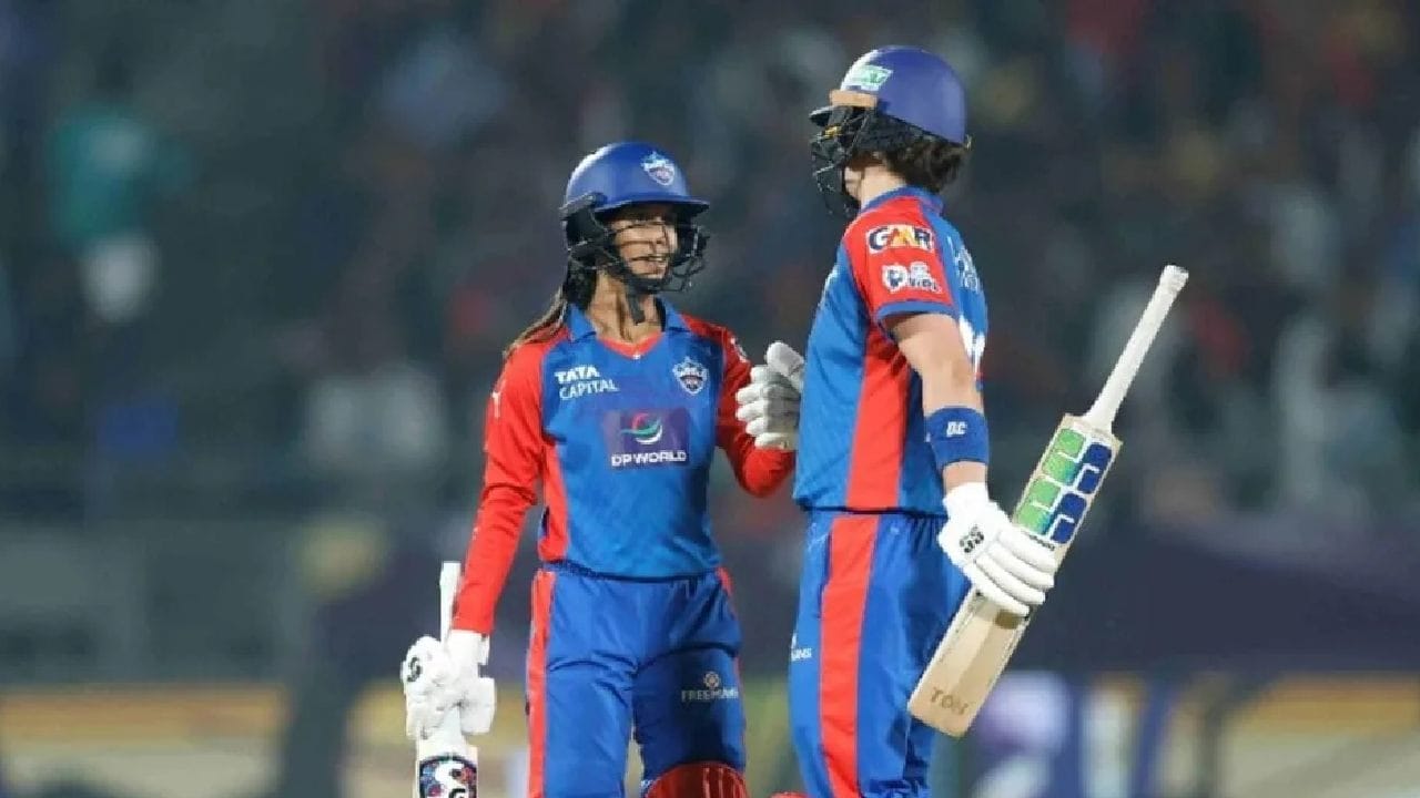  ವಡೋದರಾದ ಬಿಸಿಎ ಸ್ಟೇಡಿಯಂನಲ್ಲಿ ನಡೆದ WPL ಫೈನಲ್ ಪಂದ್ಯದಲ್ಲಿ ಡೆಲ್ಲಿ ಕ್ಯಾಪಿಟಲ್ಸ್ ವಿರುದ್ಧ ರೋಚಕ ಜಯ ಸಾಧಿಸಿ ಆರ್​ಸಿಬಿ 2ನೇ ಬಾರಿ ಟ್ರೋಫಿ ಎತ್ತಿ ಹಿಡಿದಿದೆ. ಈ ಪಂದ್ಯದಲ್ಲಿ ಟಾಸ್ ಗೆದ್ದ ಆರ್​ಸಿಬಿ ತಂಡದ ನಾಯಕಿ ಸ್ಮೃತಿ ಮಂಧಾನ ಬೌಲಿಂಗ್ ಆಯ್ದುಕೊಂಡಿದ್ದರು. ಅದರಂತೆ ಮೊದಲು ಬ್ಯಾಟ್ ಮಾಡಿದ ಡೆಲ್ಲಿ ಕ್ಯಾಪಿಟಲ್ಸ್ ತಂಡವು 20 ಓವರ್​ಗಳಲ್ಲಿ 203 ರನ್​ ಕಲೆಹಾಕಿತು.