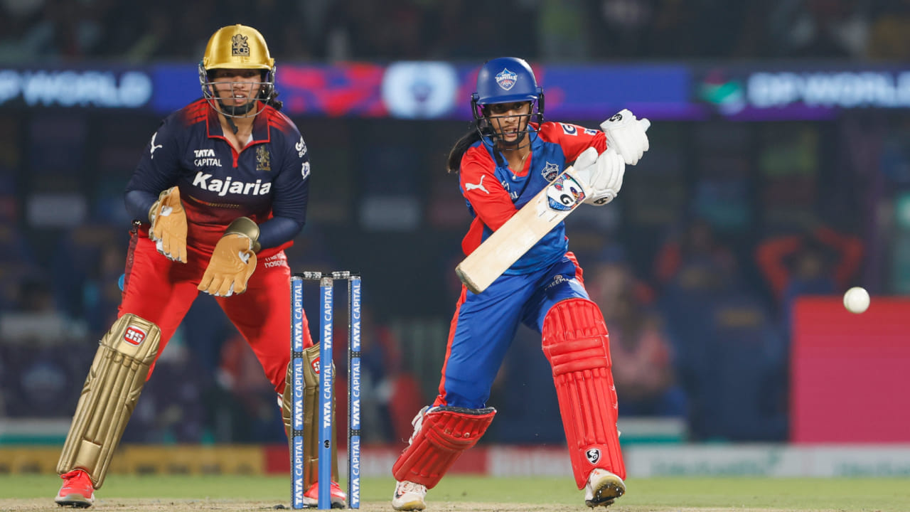 ಇದೀಗ 2026 ರ ಆವೃತ್ತಿಯಲ್ಲೂ ಫೈನಲ್​ಗೇರಿದ್ದ ಡೆಲ್ಲಿ ಕ್ಯಾಪಿಟಲ್ಸ್ ತಂಡಕ್ಕೆ ಅದೇ ಸೋಲಿನ ಆಘಾತ ಎದುರಾಗಿದೆ. ಈ ಪಂದ್ಯದಲ್ಲಿ ಮೊದಲು ಬ್ಯಾಟಿಂಗ್‌ ಮಾಡಿದ ಡೆಲ್ಲಿ ಕ್ಯಾಪಿಟಲ್ಸ್ ತಂಡವು 20 ಓವರ್​ಗಳಲ್ಲಿ 203 ರನ್​ಗಳ ಬೃಹತ್ ರನ್ ದಾಖಲಿಸಿತು.  ಈ ಗುರಿ ಬೆನ್ನಟ್ಟಿದ ಆರ್​ಸಿಬಿ ಕೊನೆಯ ಓವರ್​ನಲ್ಲಿ ಗೆಲುವಿನ ರುಚಿ ಕಂಡಿತು. ಹೀಗಾಗಿ ಈ ಬಾರಿಯೂ ಡೆಲ್ಲಿ ತಂಡಕ್ಕೆ ಗೆಲುವು ಧಕ್ಕಲಿಲ್ಲ.
