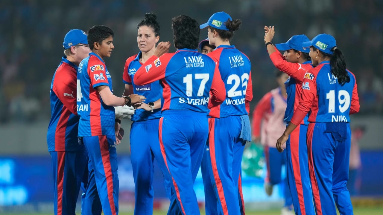  2026 ರ ಮಹಿಳಾ ಪ್ರೀಮಿಯರ್ ಲೀಗ್​​ಗೆ ಅದ್ಧೂರಿ ತೆರೆ ಬಿದ್ದಿದೆ. ವಡೋದರಾದಲ್ಲಿ ನಡೆದ 4ನೇ ಆವೃತ್ತಿಯ ಫೈನಲ್ ಪಂದ್ಯದಲ್ಲಿ ಡೆಲ್ಲಿ ಕ್ಯಾಪಿಟಲ್ಸ್ ತಂಡವನ್ನು ಮಣಿಸಿದ ರಾಯಲ್ ಚಾಲೆಂಜರ್ಸ್ ಬೆಂಗಳೂರು ತಂಡ ಎರಡನೇ ಬಾರಿಗೆ ಟ್ರೋಫಿಯನ್ನು ಎತ್ತಿಹಿಡಿಯಿತು. ಇತ್ತ ಸತತ ನಾಲ್ಕನೇ ಬಾರಿಗೆ ಫೈನಲ್​ಗೇರಿದ್ದ ಡೆಲ್ಲಿ ತಂಡ ಈ ಬಾರಿಯೂ ಸೋಲಿನ ನಿರಾಶೆಗೆ ಕೊರಳೊಡ್ಡಬೇಕಾಯಿತು.