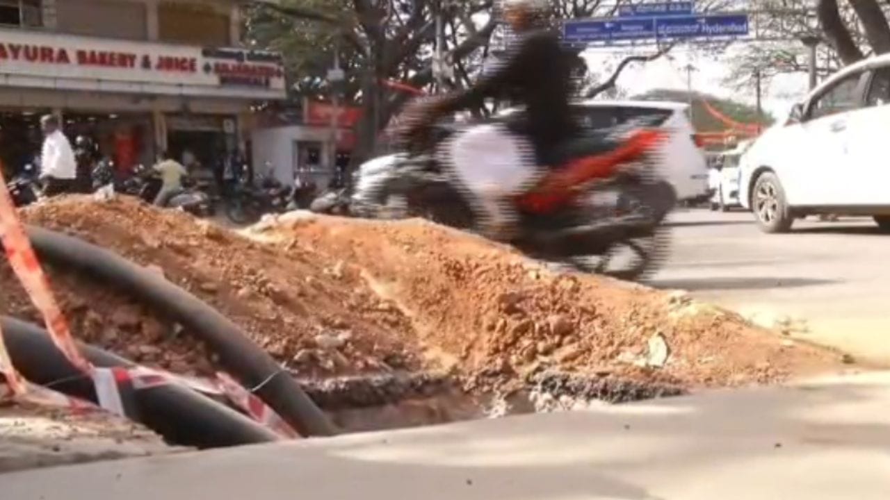 ಸಾರ್ವಜನಿಕರ ಪ್ರಾಣ ತೆಗೆಯಲು ಕಾಯುತ್ತಿದೆ ಈ ರಸ್ತೆ: ತೆರೆದ ಗುಂಡಿಯಲ್ಲಿ ಬಿದ್ದು ಕೈಕಾಲು ಮುರಿದುಕೊಂಡ ಜನ ಸಾರ್ವಜನಿಕರ ಪ್ರಾಣ ತೆಗೆಯಲು ಕಾಯುತ್ತಿದೆ ಈ ರಸ್ತೆ: ತೆರೆದ ಗುಂಡಿಯಲ್ಲಿ ಬಿದ್ದು ಕೈಕಾಲು ಮುರಿದುಕೊಂಡ ಜನ