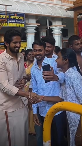 ಮಂತ್ರಾಲಯಕ್ಕೆ ಭೇಟಿ ನೀಡಿದ ಧನುಶ್ ಅನ್ನು ಮುತ್ತಿಕೊಂಡ ಅಭಿಮಾನಿಗಳು