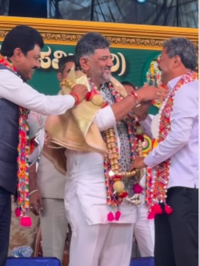 ರೇಣುಕಾಚಾರ್ಯಗೆ ಮುದ್ದಾಗಿ ಕೆನ್ನೆಗೆ ತಟ್ಟಿದ ಡಿಕೆ ಶಿವಕುಮಾರ್