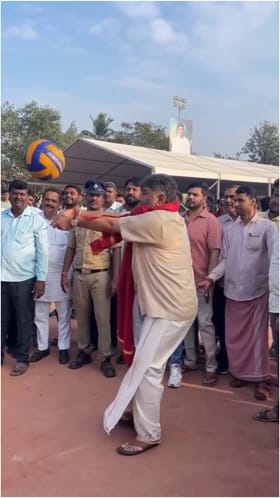 ವಿದ್ಯಾರ್ಥಿನಿಯರ ಜತೆ ಸಖತ್ತಾಗಿ ವಾಲಿಬಾಲ್ ಆಡಿದ ಡಿಕೆಶಿ