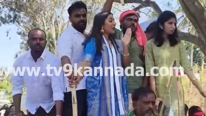 ಎತ್ತಿನ ಬಂಡಿಯಲ್ಲಿ ದುನಿಯಾ ವಿಜಯ್ ಪುತ್ರಿಯ ಮೆರವಣಿಗೆ: ವಿಡಿಯೋ ಎತ್ತಿನ ಬಂಡಿಯಲ್ಲಿ ದುನಿಯಾ ವಿಜಯ್ ಪುತ್ರಿಯ ಮೆರವಣಿಗೆ: ವಿಡಿಯೋ