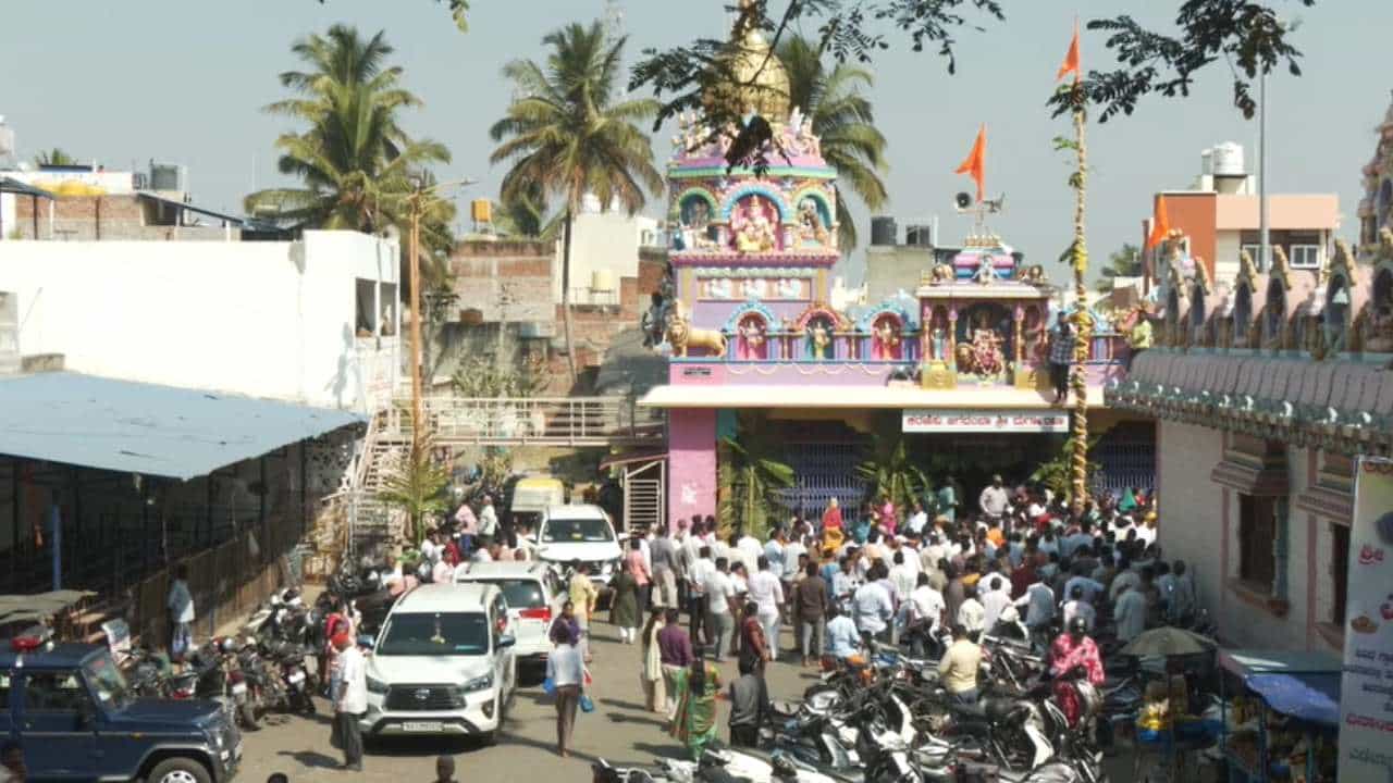 ಮುಸ್ಲಿಂರಿಂದ ಹಲಾಲ್ ಮಾಡಿಸಿದರೆ ದೇವಿಯ ಶಾಪ: ಏನಿದು ದುರ್ಗಮ್ಮನ ಜಾತ್ರೆಯಲ್ಲಿ ಶುರುವಾದ ವಿವಾದ? ಮುಸ್ಲಿಂರಿಂದ ಹಲಾಲ್ ಮಾಡಿಸಿದರೆ ದೇವಿಯ ಶಾಪ: ಏನಿದು ದುರ್ಗಮ್ಮನ ಜಾತ್ರೆಯಲ್ಲಿ ಶುರುವಾದ ವಿವಾದ?