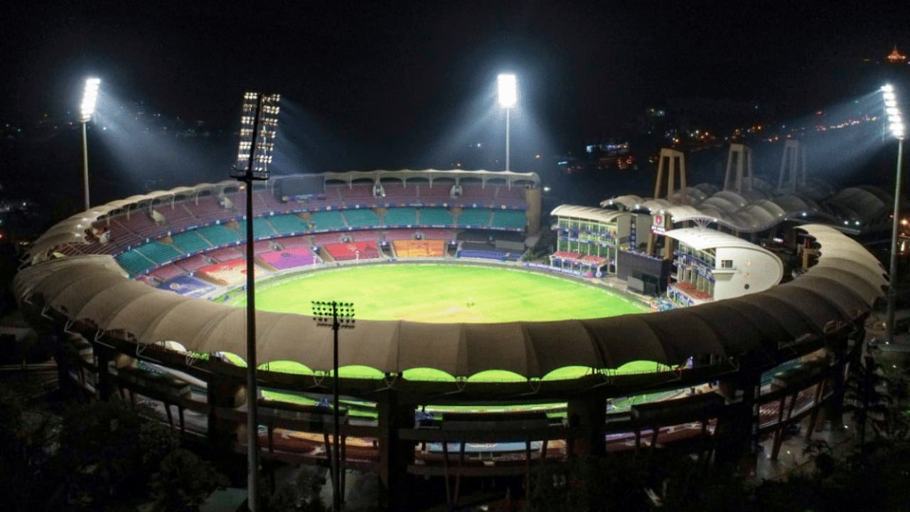 ಅದರಂತೆ ಐಪಿಎಲ್ 2026ರ ಸೀಸನ್‌ಗಾಗಿ ನವಿ ಮುಂಬೈನ ಡಿವೈ ಪಾಟೀಲ್ ಸ್ಟೇಡಿಯಂ ಅನ್ನು ತನ್ನ ತವರು ಮೈದಾನವಾಗಿ ಬಳಸಿಕೊಳ್ಳಲು ರಾಯಲ್ ಚಾಲೆಂಜರ್ಸ್ ಬೆಂಗಳೂರು ಪ್ಲ್ಯಾನ್ ರೂಪಿಸಿತ್ತು. ಆದರೆ ಆರ್​ಸಿಬಿಯ ಈ ಮನವಿಯನ್ನು ಮುಂಬೈ ಇಂಡಿಯನ್ಸ್ ತಿರಸ್ಕರಿಸಿದೆ ಎಂದು ವರದಿಯಾಗಿದೆ.