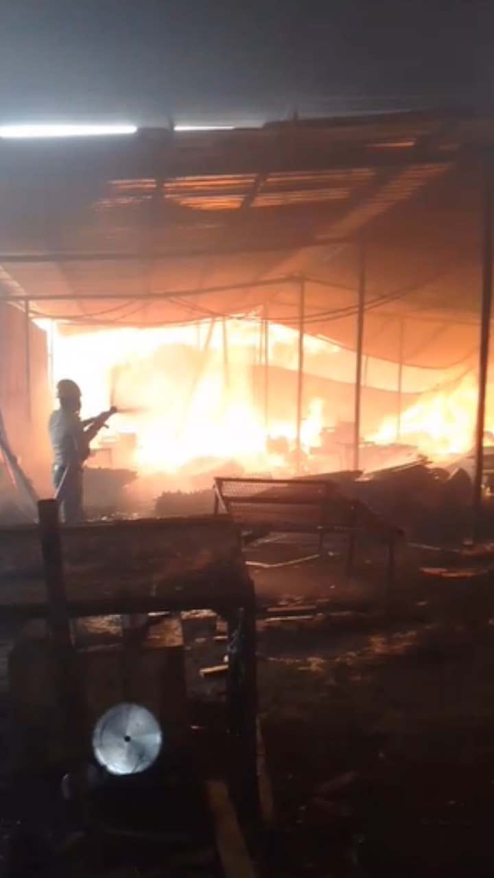 ಗೃಹೋಪಯೋಗಿ ತಯಾರಿಕಾ ಘಟಕಕ್ಕೆ ಬೆಂಕಿ: ಲಕ್ಷಾಂತರ ರೂ ನಷ್ಟ