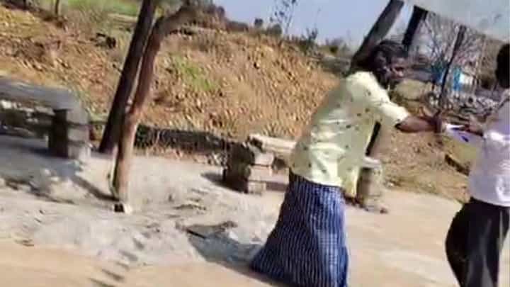 ಮನೆ ಕಟ್ಟಲು ಅನುಮತಿ ನೀಡದ ಪಿಡಿಒ: ಗ್ರಾಮ ಪಂಚಾಯತ್ ಕಚೇರಿಯಲ್ಲೇ ಆತ್ಮಹತ್ಯೆಗೆ ಯತ್ನಿಸಿದ ರೈತ, ವಿಡಿಯೋ ವೈರಲ್ ಮನೆ ಕಟ್ಟಲು ಅನುಮತಿ ನೀಡದ ಪಿಡಿಒ: ಗ್ರಾಮ ಪಂಚಾಯತ್ ಕಚೇರಿಯಲ್ಲೇ ಆತ್ಮಹತ್ಯೆಗೆ ಯತ್ನಿಸಿದ ರೈತ, ವಿಡಿಯೋ ವೈರಲ್
