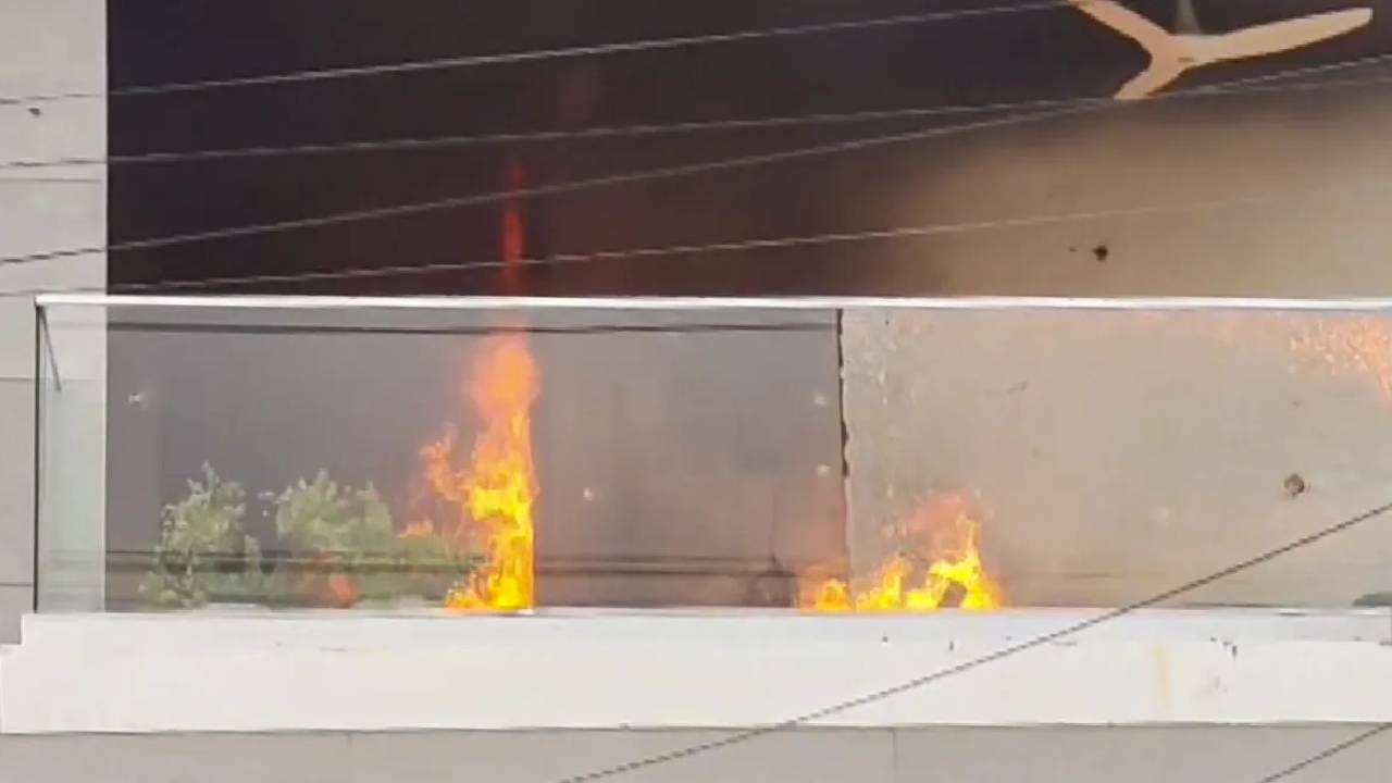 Video: ವೈಎಸ್ಆರ್ಸಿಪಿ ನಾಯಕ ಜೋಗಿ ರಮೇಶ್ ಮನೆಗೆ ಬೆಂಕಿ ಹಚ್ಚಿದ ಕಿಡಿಗೇಡಿಗಳು Video: ವೈಎಸ್ಆರ್ಸಿಪಿ ನಾಯಕ ಜೋಗಿ ರಮೇಶ್ ಮನೆಗೆ ಬೆಂಕಿ ಹಚ್ಚಿದ ಕಿಡಿಗೇಡಿಗಳು