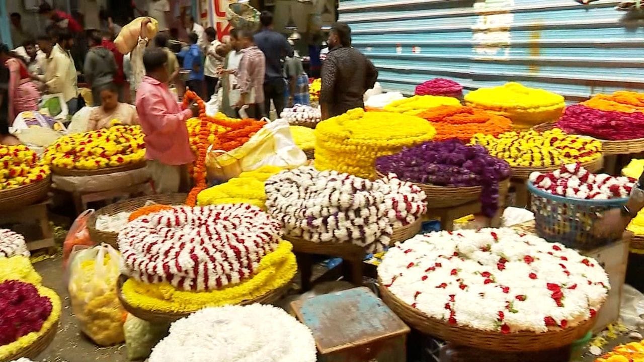 ಮಹಾಶಿವರಾತ್ರಿ ಹಬ್ಬದ ಎಫೆಕ್ಟ್: ಹೂ, ಹಣ್ಣುಗಳ ದರ ಗಗನಕ್ಕೆ; ಗ್ರಾಹಕರು ಕಂಗಾಲು ಮಹಾಶಿವರಾತ್ರಿ ಹಬ್ಬದ ಎಫೆಕ್ಟ್: ಹೂ, ಹಣ್ಣುಗಳ ದರ ಗಗನಕ್ಕೆ; ಗ್ರಾಹಕರು ಕಂಗಾಲು