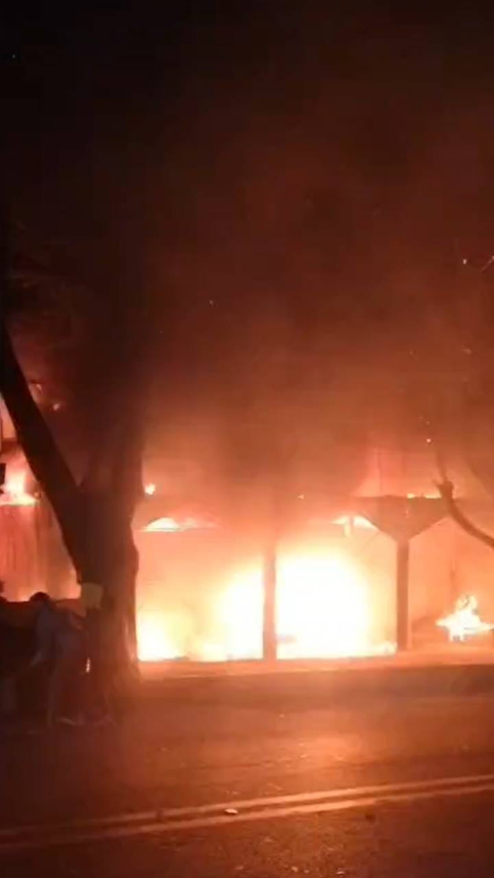 ಅಗ್ನಿ ಅವಘಡ: ಧಗಧಗಿಸಿದ ಫರ್ನಿಚರ್​ ಮಳಿಗೆ