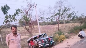 ರೋಣ ಜಿಗಳೂರು ಕ್ರಾಸ್ ಬಳಿ ಕ್ರೂಸರ್-ಲಾರಿ ಭೀಕರ ಅಪಘಾತ, ಮೂವರು ಸಾವು