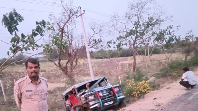 ರೋಣ ಜಿಗಳೂರು ಕ್ರಾಸ್ ಬಳಿ ಕ್ರೂಸರ್-ಲಾರಿ ಭೀಕರ ಅಪಘಾತ, ಮೂವರು ಸಾವು
