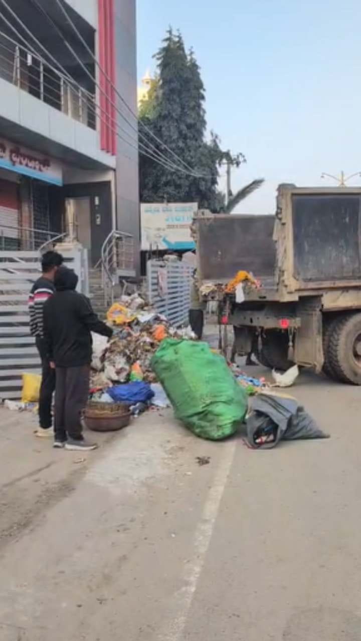 ಬುದ್ಧಿ ಕಲಿಸಲು ಆಸ್ಪತ್ರೆ ಮುಂದೆ ಕಸ ಸುರಿದ ಪಾಲಿಕೆ‌ ಸಿಬ್ಬಂದಿ