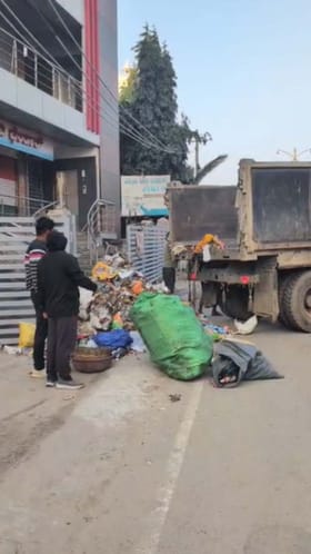 ಬುದ್ಧಿ ಕಲಿಸಲು ಆಸ್ಪತ್ರೆ ಮುಂದೆ ಕಸ ಸುರಿದ ಪಾಲಿಕೆ‌ ಸಿಬ್ಬಂದಿ