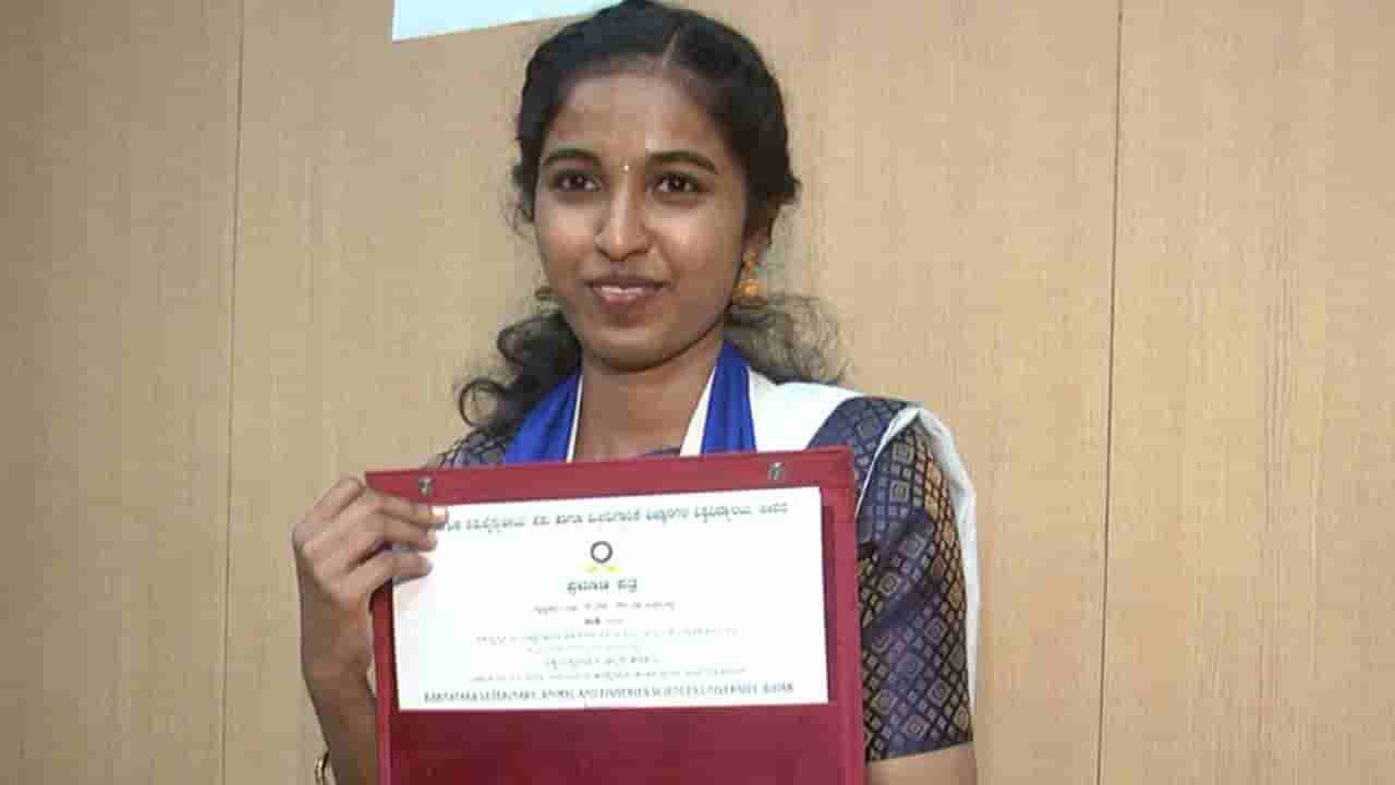 ಬೀದರ್ ಪಶು ವಿವಿ ಘಟಿಕೋತ್ಸವ: 16 ಚಿನ್ನದ ಪದಕ ಬಾಚಿಕೊಂಡ ಮೀನು ವ್ಯಾಪಾರಿಯ ಮಗಳು