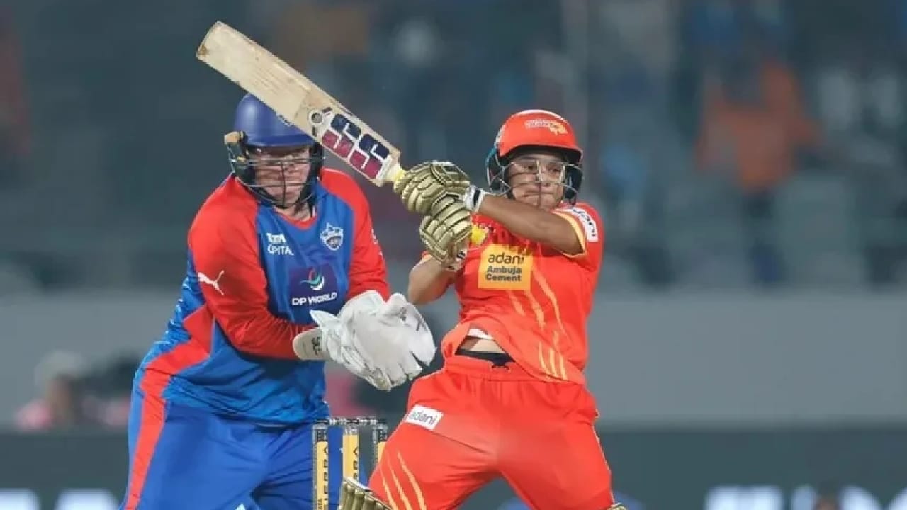 ಈ ಪಂದ್ಯದಲ್ಲಿ ಟಾಸ್ ಗೆದ್ದ ಡೆಲ್ಲಿ ಕ್ಯಾಪಿಟಲ್ಸ್ ತಂಡದ ನಾಯಕಿ ಜೆಮಿಮಾ ರೊಡ್ರಿಗಸ್ ಬೌಲಿಂಗ್ ಆಯ್ದುಕೊಂಡಿದ್ದರು. ಅದರಂತೆ ಮೊದಲು ಬ್ಯಾಟ್ ಮಾಡಿದ ಗುಜರಾತ್ ಜೈಂಟ್ಸ್ ತಂಡವು 20 ಓವರ್​ಗಳಲ್ಲಿ 7 ವಿಕೆಟ್ ಕಳೆದುಕೊಂಡು 168 ರನ್​ ಕಲೆಹಾಕಿತು.