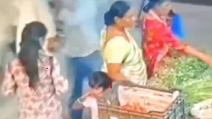 Video: ತರಕಾರಿ ಕೊಳ್ಳುವ ನೆಪದಲ್ಲಿ ಬಂದು ಬಾಲಕಿಯ ಚಿನ್ನದ ಸರ ಕದ್ದು ಪರಾರಿಯಾದ ಯುವತಿ Video: ತರಕಾರಿ ಕೊಳ್ಳುವ ನೆಪದಲ್ಲಿ ಬಂದು ಬಾಲಕಿಯ ಚಿನ್ನದ ಸರ ಕದ್ದು ಪರಾರಿಯಾದ ಯುವತಿ