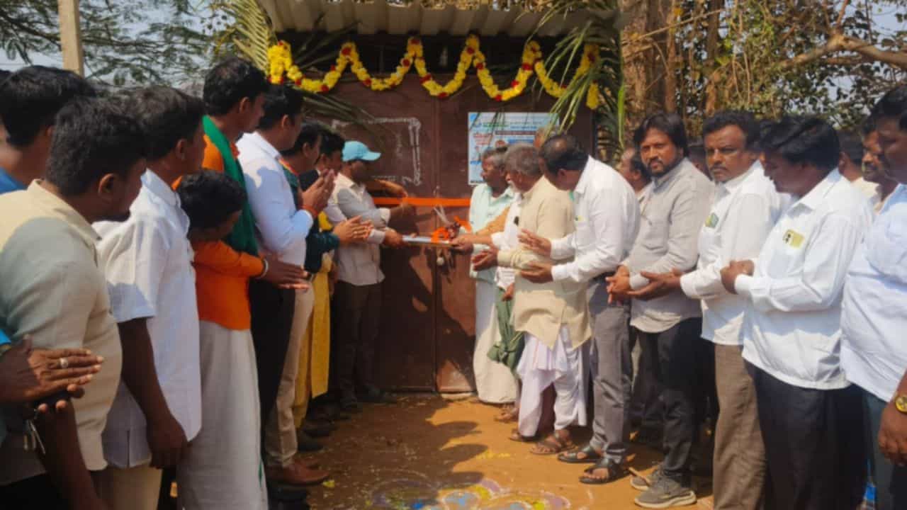 ಗದಗದಲ್ಲಿ ಸರ್ಕಾರದಿಂದಲೇ ಕ್ಷೌರದಂಗಡಿ ಆರಂಭ: ಕಾರಣ ಕೇಳಿದ್ರೆ ಅಚ್ಚರಿ ಪಡ್ತೀರ! ಗದಗದಲ್ಲಿ ಸರ್ಕಾರದಿಂದಲೇ ಕ್ಷೌರದಂಗಡಿ ಆರಂಭ: ಕಾರಣ ಕೇಳಿದ್ರೆ ಅಚ್ಚರಿ ಪಡ್ತೀರ!