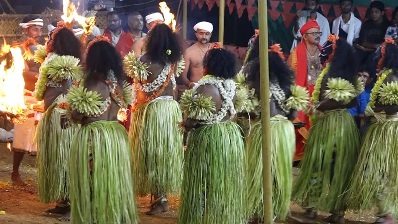 ಕರಾವಳಿಯ ವಿಶಿಷ್ಟ ಸಾಂಸ್ಕೃತಿಕ ಪರಂಪರೆ ದೈವಾರಾಧನೆ. ಸಾಮಾನ್ಯವಾಗಿ ಇಲ್ಲಿ ಏಕಕಾಲದಲ್ಲಿ ಒಂದೆರಡು ಗುಳಿಗ ದೈವಗಳಿಗೆ ನರ್ತನ ಸೇವೆ ನಡೆಯುತ್ತೆ. ಆದರೆ ಇಲ್ಲೊಂದು ಸನ್ನಿಧಾನದಲ್ಲಿ ಏಕಕಾಲದಲ್ಲಿ ಒಂಬತ್ತು ದೈವಗಳಿಗೆ ನರ್ತನ ಸೇವೆ ನಡೆದಿದೆ. ಒಂಬತ್ತು ಗುಳಿಗ ದೈವಗಳ ರೋಷಾವೇಷ ಭಕ್ತರಿಗೆ ರೋಮಾಂಚಕ ಅನುಭವ ನೀಡಿತು.
