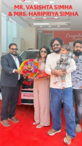 ಹೊಸ ಕಾರು ಖರೀದಿಸಿದ ಹರಿಪ್ರಿಯ-ವಸಿಷ್ಠ ಸಿಂಹ: ವಿಡಿಯೋ ನೋಡಿ