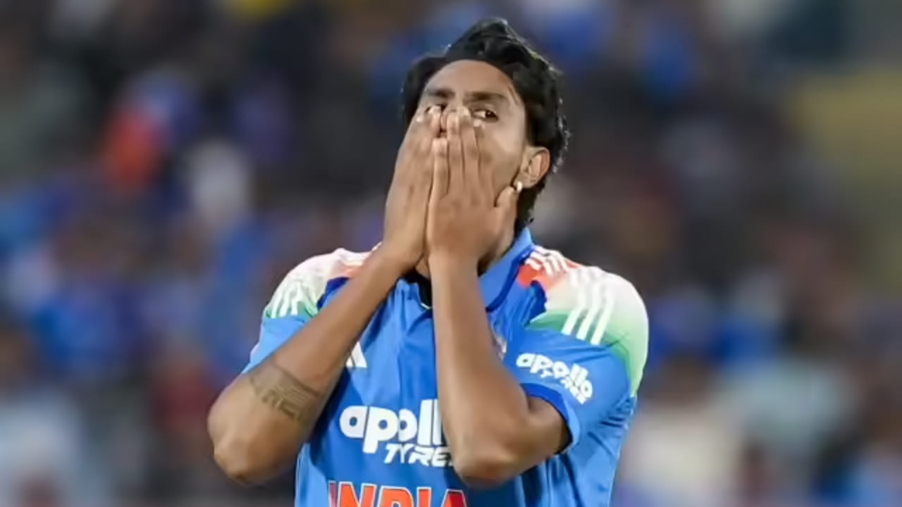 ಫೆಬ್ರವರಿ 4 ರಂದು ನಡೆದಿದ್ದ ದಕ್ಷಿಣ ಆಫ್ರಿಕಾ ವಿರುದ್ಧದ ಅಭ್ಯಾಸ ಪಂದ್ಯದಲ್ಲಿ ಬೌಲಿಂಗ್ ಮಾಡುವಾಗ ಹರ್ಷಿತ್ ಮೊಣಕಾಲಿನ ಗಾಯಕ್ಕೆ ತುತ್ತಾಗಿದ್ದರು. ಇದರಿಂದಾಗಿ ಪಂದ್ಯದಲ್ಲಿ ಕೇವಲ ಒಂದು ಓವರ್ ಬೌಲಿಂಗ್ ಮಾಡಿದ್ದ ಹರ್ಷಇತ್ ಆ ನಂತರ ಮೈದಾನವನ್ನು ತೊರೆದಿದ್ದರು. ಅಂದಿನಿಂದ, ಹರ್ಷಿತ್ ಅವರ ಗಾಯದ ಬಗ್ಗೆ ತಂಡದೊಳಗೆ ಕಳವಳವಿತ್ತು. ಆದರೆ ಈಗ, ಅವರ ಪ್ರಯಾಣ ಪ್ರಾರಂಭವಾಗುವ ಮೊದಲೇ ಕೊನೆಗೊಂಡಿದೆ.