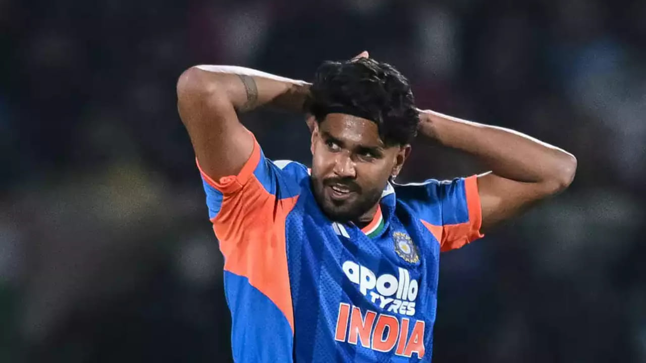 ಮಾಧ್ಯಮ ವರದಿಗಳ ಪ್ರಕಾರ, ಹರ್ಷಿತ್ ರಾಣಾ ಇನ್ನೂ ಸಂಪೂರ್ಣವಾಗಿ ಚೇತರಿಸಿಕೊಂಡಿಲ್ಲ. ಅವರ ಮೊಣಕಾಲಿನ ಗಾಯ ಗಂಭೀರವಾಗಿದ್ದು, ಅವರ ಆಡಲು ಸಾಧ್ಯವಾಗುವುದಿಲ್ಲ. ಈ ಬಗ್ಗೆ ಪತ್ರಿಕಾಗೋಷ್ಠಿಯಲ್ಲಿ ಮಾತನಾಡಿದ ನಾಯಕ ಸೂರ್ಯ, ಹರ್ಷಿತ್ ರಾಣಾ ಗಾಯಕ್ಕೆ ತುತ್ತಾಗಿದ್ದಾರೆ. ಪ್ರಸ್ತುತ ಅವರು ತಂಡದೊಂದಿಗೆ ಇದ್ದಾರೆ. ಶುಕ್ರವಾರ ಸಂಜೆಯ ವೇಳೆಗೆ ಆಡಳಿತ ಮಂಡಳಿ ಹರ್ಷಿತ್ ರಾಣಾ ಬಗ್ಗೆ ಸಂಪೂರ್ಣ ವಿವರಗಳನ್ನು ನೀಡಲಿದೆ ಎಂದಿದ್ದರು.
