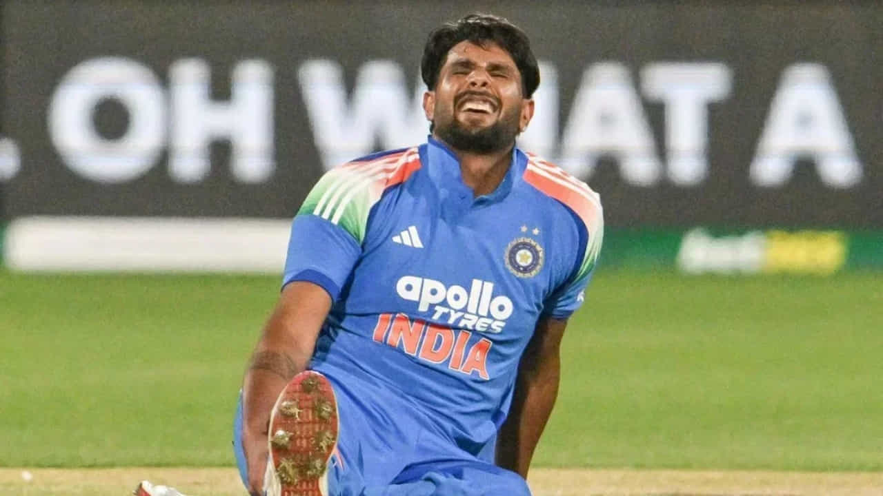 2026 ರ ಟಿ20 ವಿಶ್ವಕಪ್ ಆರಂಭಕ್ಕೂ ಮುನ್ನ ಆತಿಥೇಯ ಟೀಂ ಇಂಡಿಯಾ ಹಿನ್ನಡೆ ಅನುಭವಿಸಿದೆ. ಟೂರ್ನಿಯ ಮೊದಲ ದಿನವೇ ಅಮೆರಿಕ ತಂಡವನ್ನು ಭಾರತ ತಂಡ ಎದುರಿಸಲಿದೆ. ಆದರೆ ಈ ಪಂದ್ಯಕ್ಕೂ ಮುನ್ನ ತಂಡದ ಯುವ ವೇಗದ ಬೌಲರ್ ಹರ್ಷಿತ್ ರಾಣಾ ಗಾಯದಿಂದಾಗಿ ಇಡೀ ವಿಶ್ವಕಪ್ನಿಂದಲೇ ಹೊರಬಿದ್ದಿದ್ದಾರೆ. ಹೀಗಾಗಿ ಬಿಸಿಸಿಐ ಕೂಡ ಅವರ ಬದಲಿಯಾಗಿ ಅನುಭವಿ ವೇಗಿಯನ್ನು ತಂಡಕ್ಕೆ ಕರೆತಂದಿದೆ.