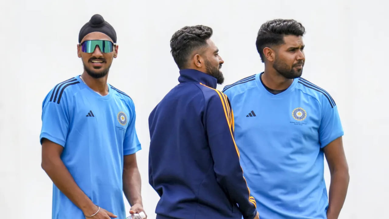 ಇಂಡಿಯನ್ ಎಕ್ಸ್‌ಪ್ರೆಸ್‌ನ ವರದಿಯ ಪ್ರಕಾರ, ಅನುಭವಿ ವೇಗದ ಬೌಲರ್ ಮೊಹಮ್ಮದ್ ಸಿರಾಜ್ ಭಾರತೀಯ ತಂಡದಲ್ಲಿ ಹರ್ಷಿತ್ ಬದಲಿಗೆ ಸ್ಥಾನ ಪಡೆಯಲಿದ್ದಾರೆ . ಆದಾಗ್ಯೂ, ಈ ವಿಷಯದ ಬಗ್ಗೆ ಬಿಸಿಸಿಐ ಇನ್ನೂ ಯಾವುದೇ ಅಧಿಕೃತ ಮಾಹಿತಿಯನ್ನು ಬಿಡುಗಡೆ ಮಾಡಿಲ್ಲ. ಪಂದ್ಯಕ್ಕೆ ಒಂದು ದಿನದ ಮೊದಲು ಪತ್ರಿಕಾಗೋಷ್ಠಿಯಲ್ಲಿ ನಾಯಕ ಸೂರ್ಯಕುಮಾರ್ ಯಾದವ್, ಹರ್ಷಿತ್ ಪ್ರಸ್ತುತ ಪಂದ್ಯಾವಳಿಯಿಂದ ಹೊರಗುಳಿದಿಲ್ಲ ಎಂದು ಸ್ಪಷ್ಟಪಡಿಸಿದರಾದರೂ, ಹರ್ಷಿತ್ ಫಿಟ್ ಇಲ್ಲ ಎಂಬುದನ್ನು ಖಚಿತಪಡಿಸಿದ್ದರು.