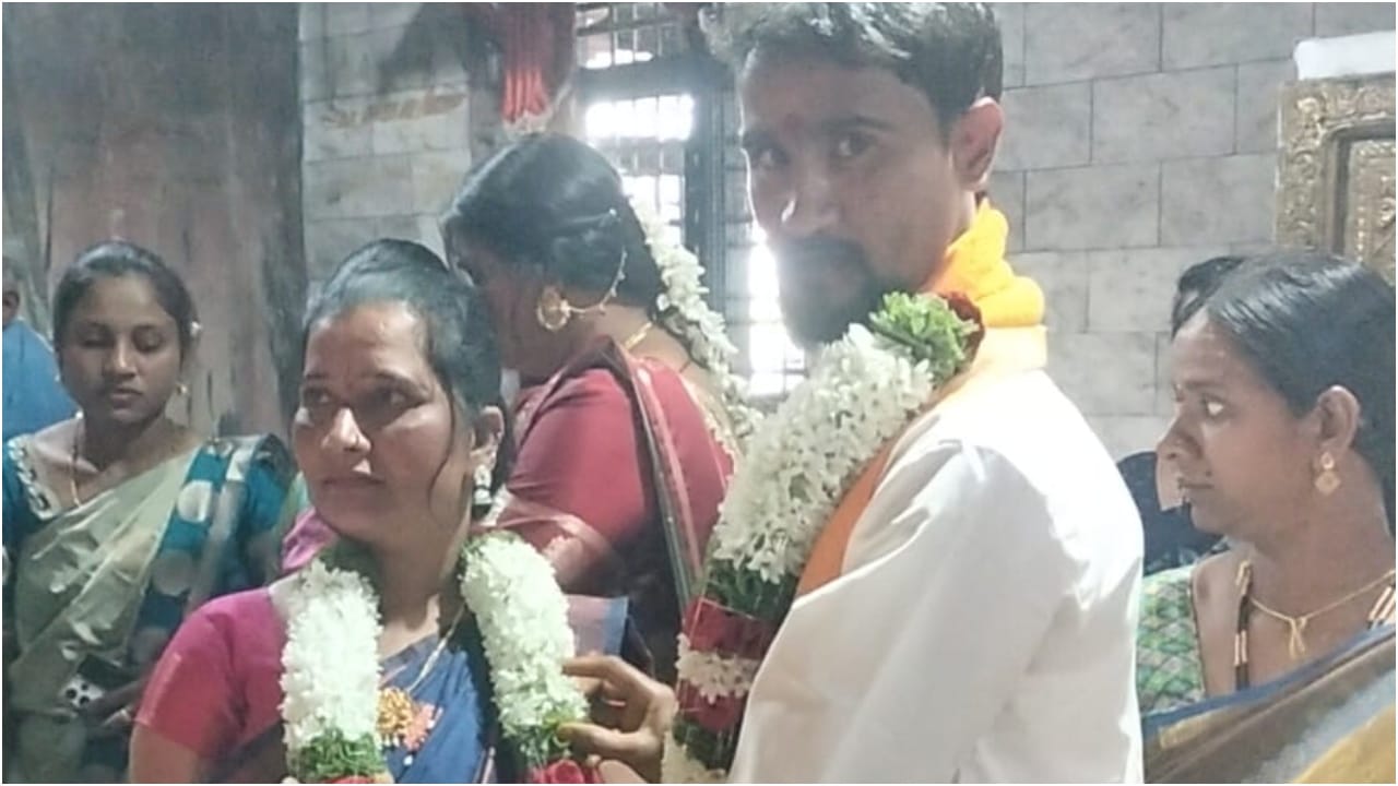 ಸದ್ಯ ಮಹಿಳೆ ಪೊಲೀಸರ ವಶದಲ್ಲಿದ್ದಾಳೆ. ಆಕೆಯ ಕೃತ್ಯದ ಕುರಿತು ಹಲಗೇರಿ ಪೊಲೀಸ್ ಠಾಣೆಯಲ್ಲಿ ಪ್ರಕರಣ ದಾಖಲಾಗಿದೆ. ಘಟನೆ ಸಂಬಂಧ ಪೊಲೀಸರು ಮುಂದಿನ ತನಿಖೆ ಕೈಗೊಂಡಿದ್ದಾರೆ. ಸದ್ಯ ಈ ಮದುವೆ ಹಾವೇರಿಯಲ್ಲಿ ಸಂಚಲನ ಸೃಷ್​ಟಿಸಿದ್ದು, ಯುವಕನ ಬಗ್ಗೆ ಕನಿಕರ ವ್ಯಕ್ತವಾಗುತ್ತಿದೆ.
- ವರದಿ: ಅಣ್ಣಪ್ಪ ಬಾರ್ಕಿ, ಟಿವಿ9 ಹಾವೇರಿ