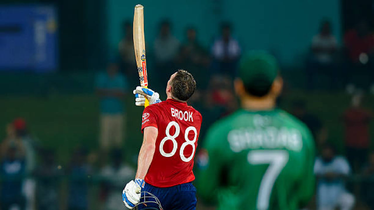 ಪಲ್ಲೆಕೆಲೆ ಇಂಟರ್​ನ್ಯಾಷನಲ್ ಸ್ಟೇಡಿಯಂನಲ್ಲಿ ನಡೆದ ಪಾಕಿಸ್ತಾನ್ ವಿರುದ್ಧದ ಪಂದ್ಯದಲ್ಲಿ ಮೂರನೇ ಕ್ರಮಾಂಕದಲ್ಲಿ ಕಣಕ್ಕಿಳಿದ ಹ್ಯಾರಿ ಬ್ರೂಕ್ ಭರ್ಜರಿ ಬ್ಯಾಟಿಂಗ್ ಪ್ರದರ್ಶಿಸಿದ್ದರು. ಈ ಭರ್ಜರಿ ಬ್ಯಾಟಿಂಗ್​ನೊಂದಿಗೆ ಕೇವಲ 50 ಎಸೆತಗಳಲ್ಲಿ ಶತಕ ಪೂರೈಸಿದ್ದರು.