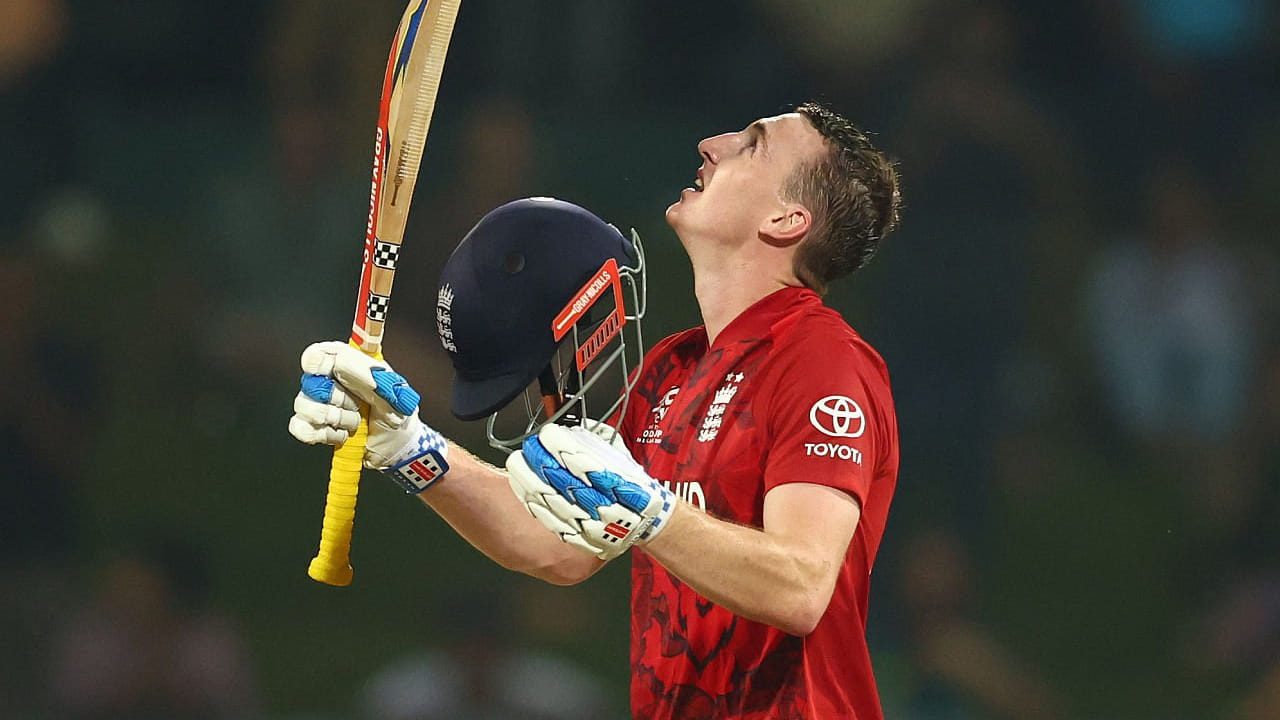 ಇದೀಗ ಪಾಕಿಸ್ತಾನ್ ವಿರುದ್ಧದ ಪಂದ್ಯದಲ್ಲಿ 51 ಎಸೆತಗಳಲ್ಲಿ 4 ಸಿಕ್ಸರ್ ಹಾಗೂ 10 ಫೋರ್​ಗಳೊಂದಿಗೆ 100 ರನ್ ಬಾರಿಸುವ ಮೂಲಕ ಇಂಗ್ಲೆಂಡ್ ತಂಡದ ನಾಯಕ ಹ್ಯಾರಿ ಬ್ರೂಕ್ ಹೊಸ ಇತಿಹಾಸ ನಿರ್ಮಿಸಿದ್ದಾರೆ. ಈ ಮೂಲಕ ಟಿ20 ವಿಶ್ವಕಪ್​ನಲ್ಲಿ ಸೆಂಚುರಿ ಸಿಡಿಸಿದ ಮೊದಲ ಕ್ಯಾಪ್ಟನ್ ಹಾಗೂ ಗರಿಷ್ಠ ವೈಯುಕ್ತಿಕ ಸ್ಕೋರ್​ಗಳಿಸಿದ ನಾಯಕ ಎನಿಸಿಕೊಂಡಿದ್ದಾರೆ.