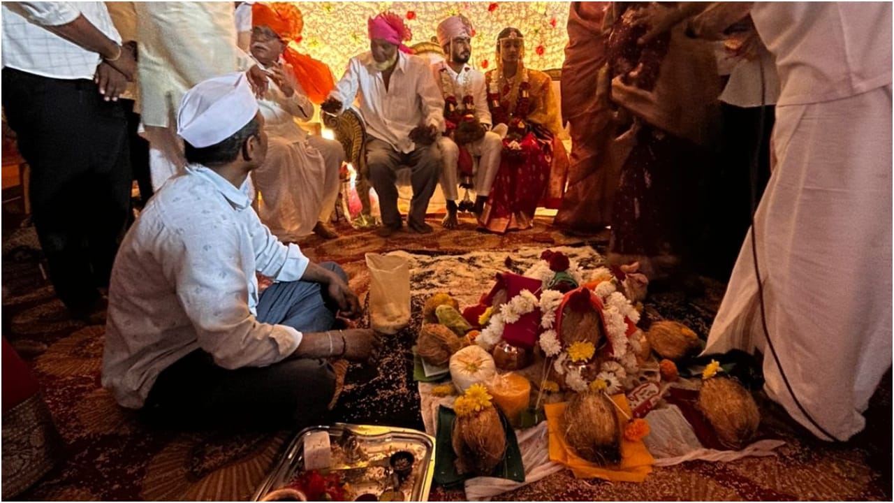 ಹಿಂದು ಸಂಪ್ರದಾಯದಂತೆಯೇ ಮಕ್ಕಳ ಬೆಳೆಸಿದ್ದ ಮುಸ್ಲಿಂ ದಂಪತಿ: ಆ ಸಂದರ್ಭದಲ್ಲಿ ಮನೆ ಪಕ್ಕದಲ್ಲೇ ವಾಸಿಸುತ್ತಿದ್ದ ಮೆಹಬೂಬ್ ಮತ್ತು ನೂರ್‌ಜಾನ್ ದಂಪತಿ ಮುಂದೆ ಬಂದು ತಮ್ಮ ಐವರು ಮಕ್ಕಳ ಜೊತೆಗೆ ಈ ಇಬ್ಬರು ಮಕ್ಕಳನ್ನೂ ದತ್ತು ಪಡೆದಿದ್ದರು. ಧರ್ಮ ಬೇರೆ ಇದ್ದರೂ ಮಕ್ಕಳನ್ನು ಹಿಂದು ಸಂಪ್ರದಾಯದಂತೆ ಬೆಳೆಸಿದ ಅವರು, ಶಿಕ್ಷಣ ಸೇರಿದಂತೆ ಎಲ್ಲ ಕ್ಷೇತ್ರಗಳಲ್ಲಿ ಮಕ್ಕಳಿಗೆ ನೆರವಾಗಿದ್ದಾರೆ.